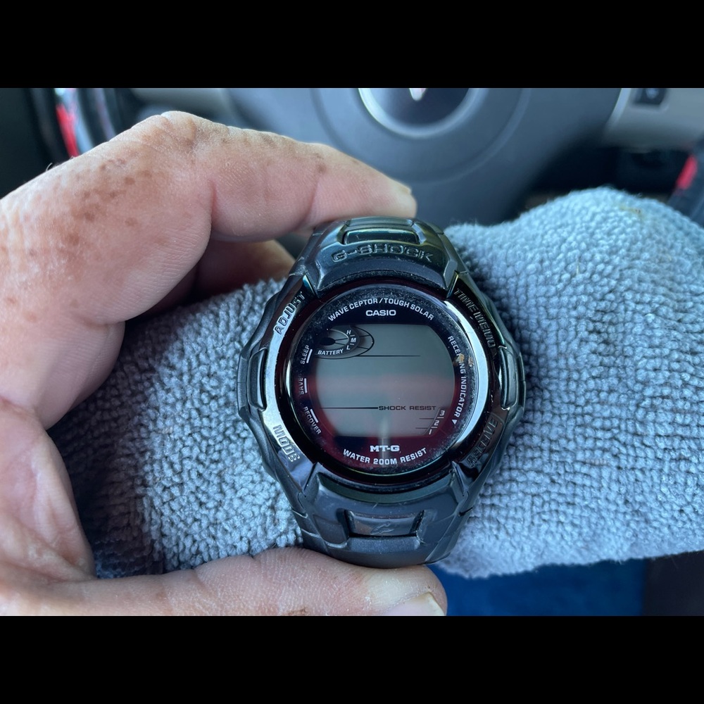 Mens g-shock watch needs battery works great